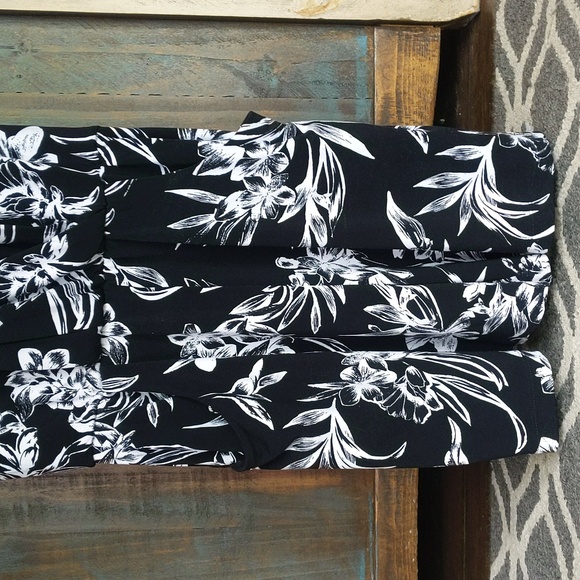White House Black Market Floral Romper w/ Pockets - 4 - Picture 3 of 8